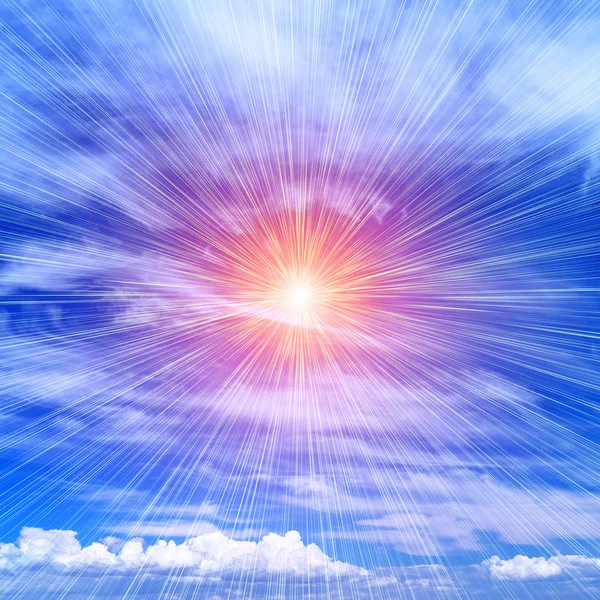 Луч солнца на голубом небе — стоковое фото