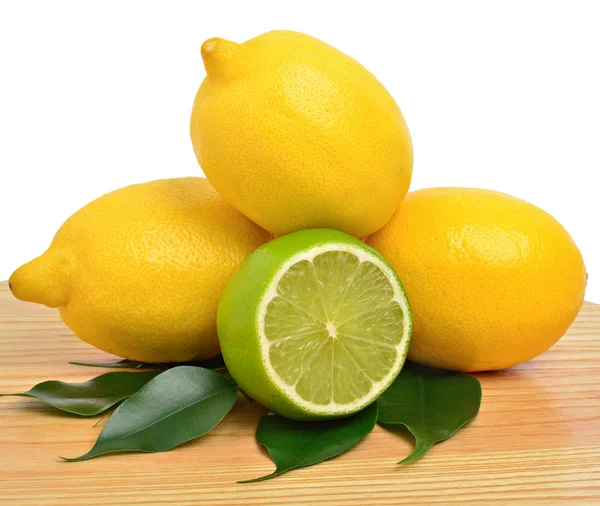 Gesneden kalk en citroen met een groene bladeren — Stockfoto
