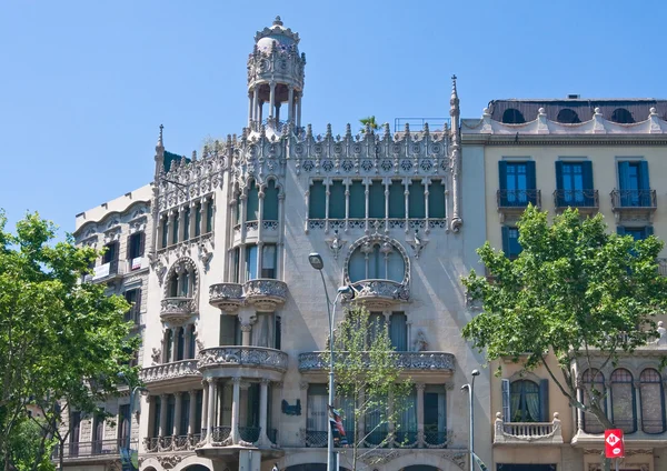 Dom w ulica passage-de-gracia w Barcelonie. Hiszpania — Zdjęcie stockowe