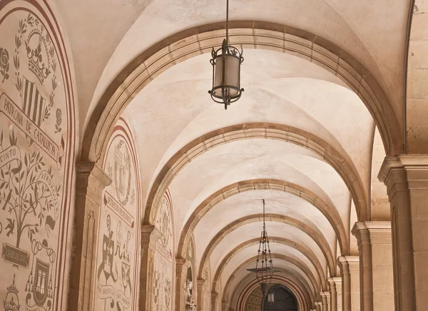 Arco en el claustro de Montserrat — Foto de Stock