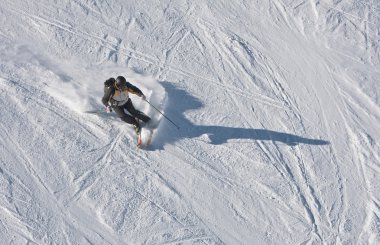 adam bir Kayak Merkezi Kayak