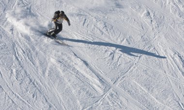 adam bir Kayak Merkezi Kayak