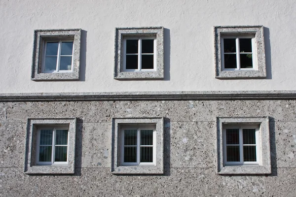 某住宅楼的窗口 — 图库照片