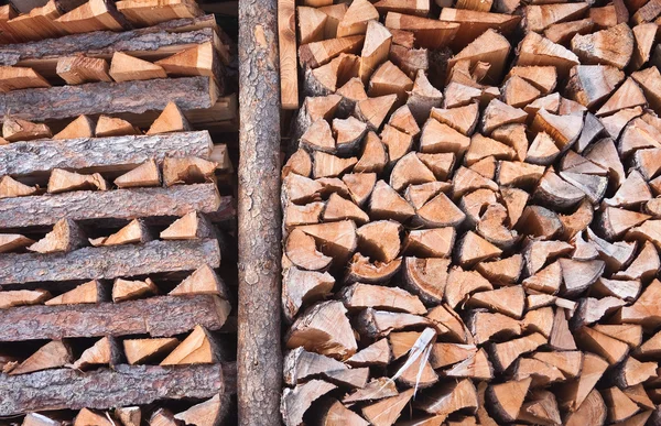Brandhout gestapeld in een stapel — Stockfoto