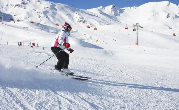 那个女人在滑雪胜地滑雪 solden — 图库照片