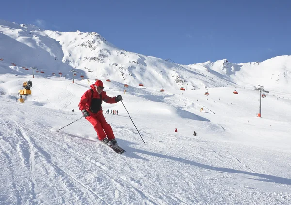 O homem está esquiando em uma estação de esqui Solden — Fotografia de Stock