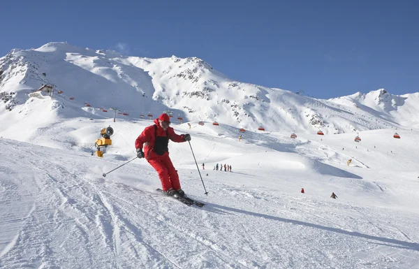Человек катается на лыжах на горнолыжном курорте Солден — стоковое фото