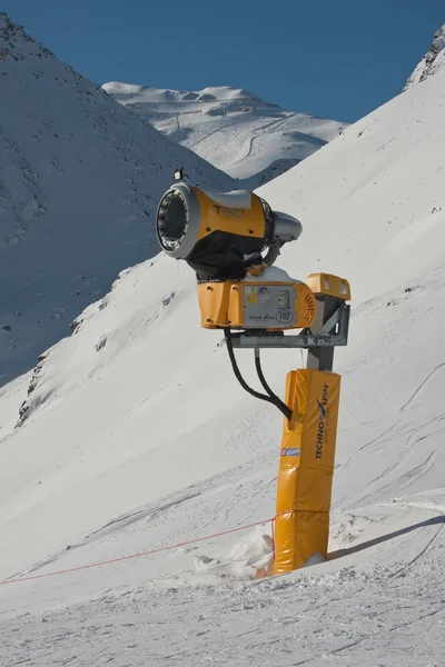 Snö kanon. skidorten Sölden. Österrike — Stockfoto