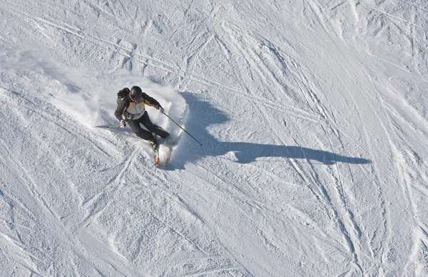 Der Mann fährt in einem Skigebiet Ski — Stockfoto