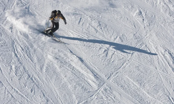 El hombre está esquiando en una estación de esquí — Foto de Stock