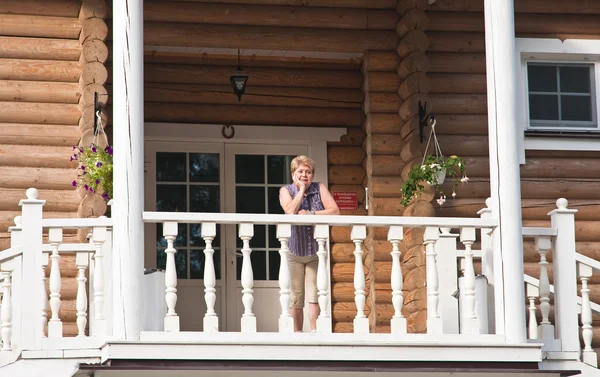 La donna sul balcone di una baita — Foto Stock