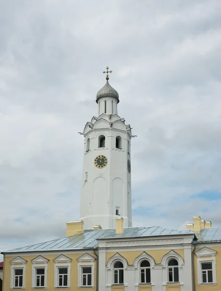 Campanile ortodosso russo con orologio a Novgorod. Russia — Foto Stock