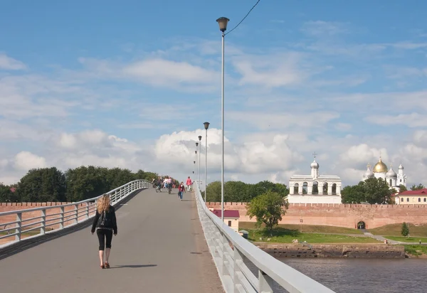 Ponte pedonale Humpbacked sul fiume Volkhov. Novgorod il Grande — Foto Stock
