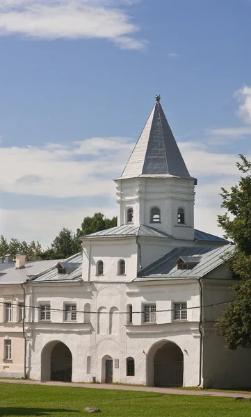 Arcada da torre do portal. Veliky Novgorod, Rússia . — Fotografia de Stock