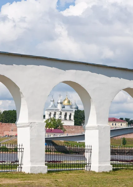 O Arcade do dvorische de Yaroslav em Novgorod o grande. Russ... — Fotografia de Stock