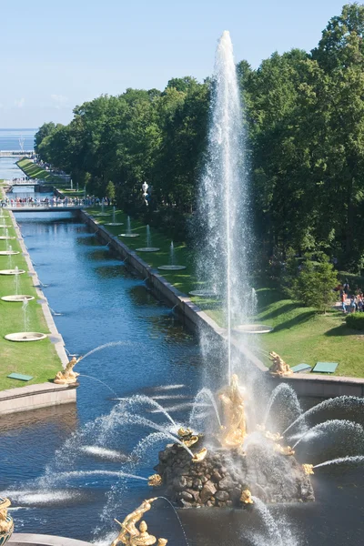 Grand cascade of fountains in Pertergof, Saint-Petersburggg — Stock Photo, Image