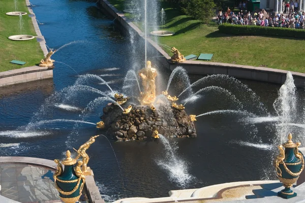 Большой каскад фонтанов в Пертергофе, Санкт-Петербург — стоковое фото