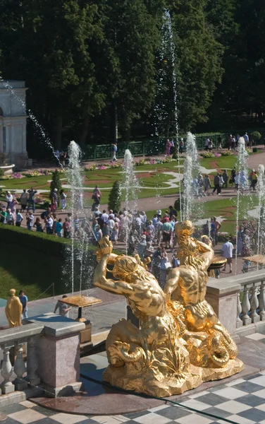 Grand cascade of fountains in Pertergof, Saint-Petersburg — Stock Photo, Image