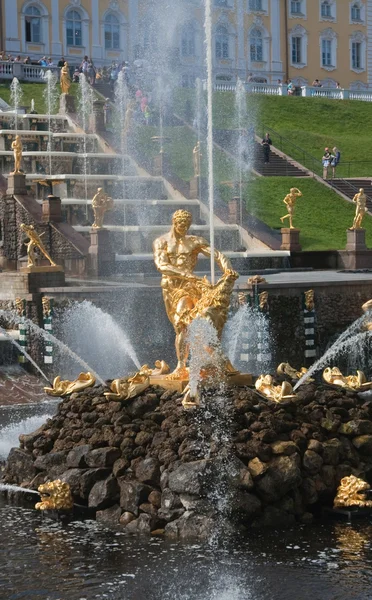 萨姆森喷泉、 大中 pertergof，俄罗斯级联 — 图库照片