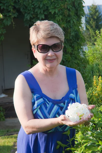 Portrait d'une femme avec un phlox en fleurs — Photo