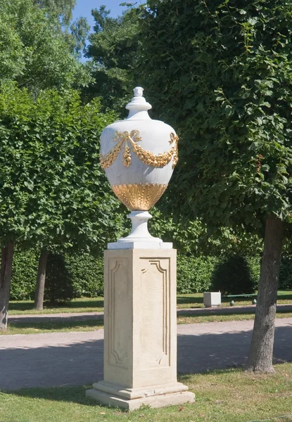 Vaso vintage in parco a Peterhof, San Pietroburgo, Russia — Foto Stock