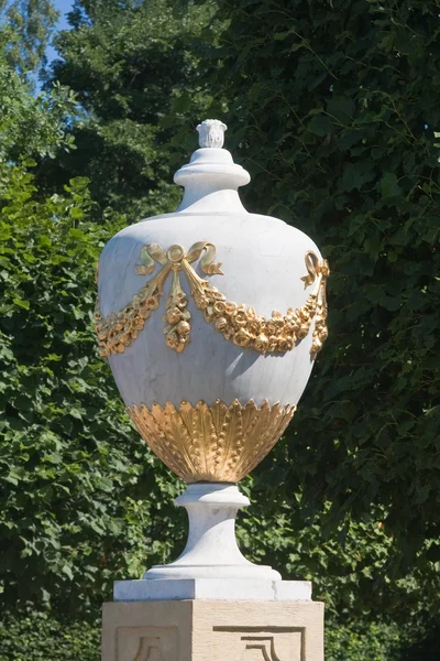 在公园在彼得夏宫，圣彼得堡，俄罗斯的古董花瓶 — 图库照片
