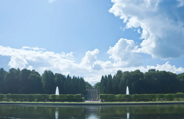 ペテルゴフ。大きなマルリー池とゴールドのカスケード — ストック写真