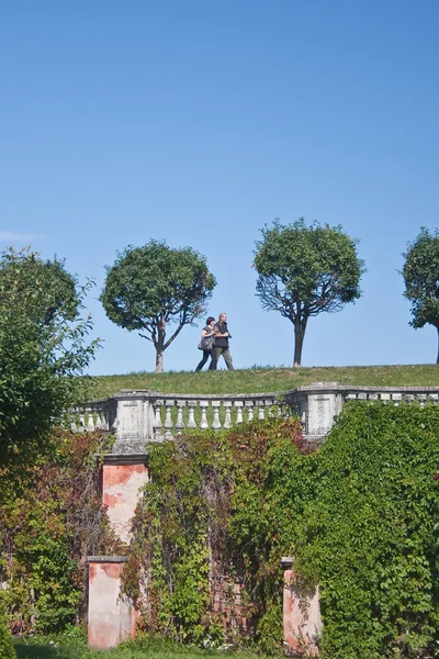 Peterhof. spacer na wale w ogrodzie z Wenus. Rosja — Zdjęcie stockowe