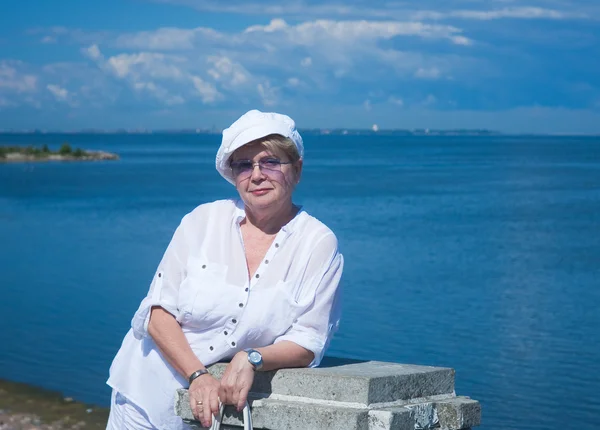 フィンランド湾の背景に女性。ロシア — ストック写真