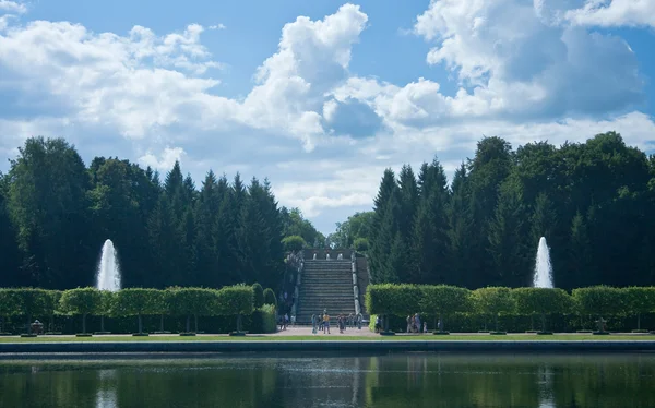 Peterhof. Big Marly Pond and Cascade Gold Mountain — Stock Photo, Image