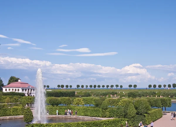 Марлийский дворец и Петергофский сад в Санкт-Петербурге — стоковое фото