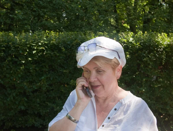 Взрослая женщина разговаривает по телефону — стоковое фото