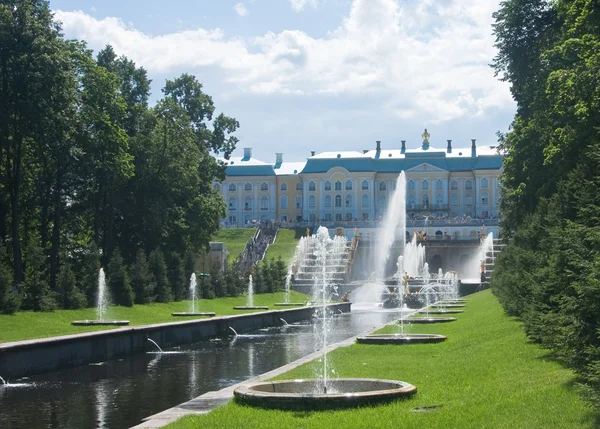 Fontaines de la Grande Cascade au Jardin du Palais Peterhof, St. Petersbur — Photo