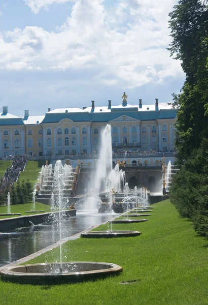 Grand Cascade Fountains en el jardín Peterhof Palace, San Petersbur — Foto de Stock