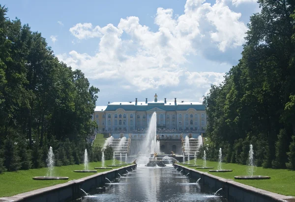 Grand kaskádové fontány v peterhof palác zahradní, st. petersbur — Stock fotografie
