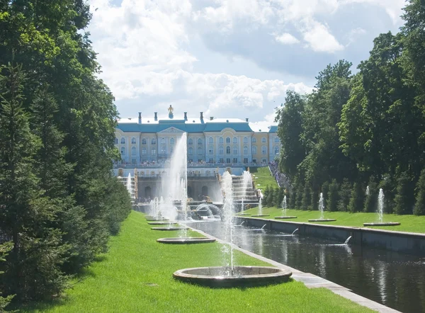 Каскадные фонтаны в саду Петергофского дворца, Санкт-Петербург — стоковое фото