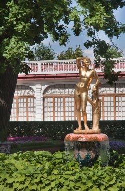 Peterhof. monpla Sarayı yakınlarındaki parkta çeşme