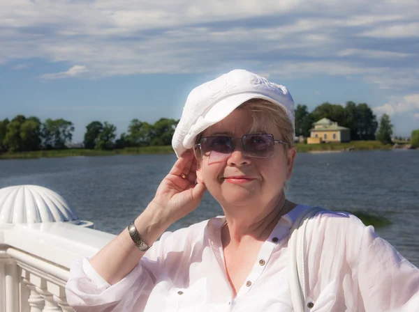 De vrouw op de achtergrond van de Golf van finland. Peterhof. ru — Stockfoto