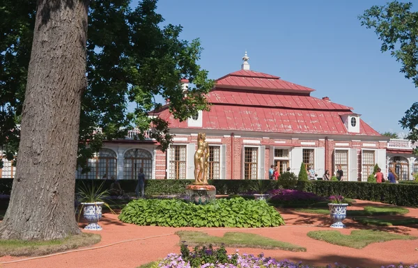 Garden of Monplaisir palace. Peterhof. Saint-Petersburg. Russia — Stock Photo, Image