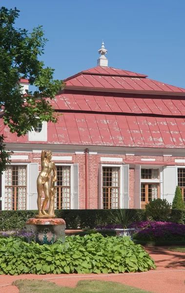 Jardín del palacio de Monplaisir. Peterhof. San Petersburgo. Rusia — Foto de Stock