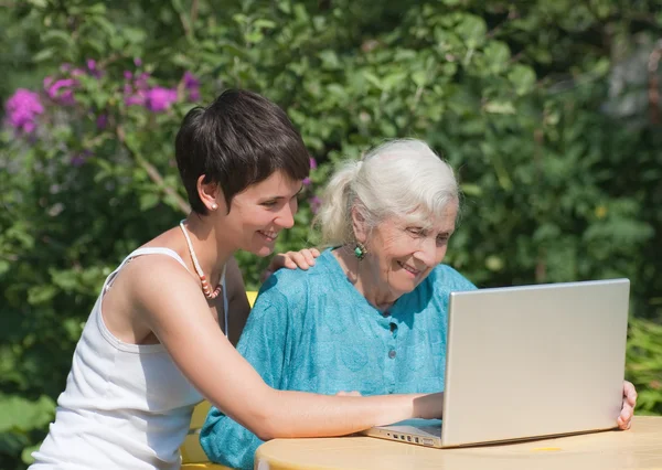 Grand-mère et petite-fille avec ordinateur portable — Photo