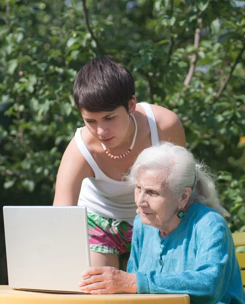 Бабушка и внучка с ноутбуком — стоковое фото