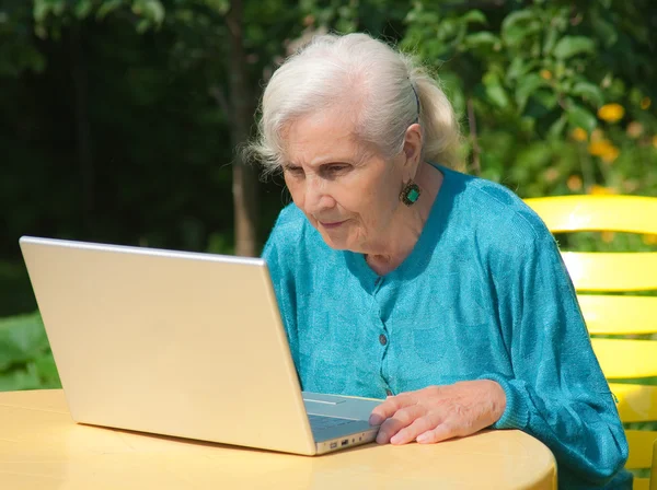 The grandmother with notebook — Stock Photo, Image