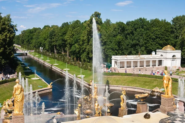 Grote cascade in Pertergof, Sint-Petersburg, Rusland. — Stockfoto
