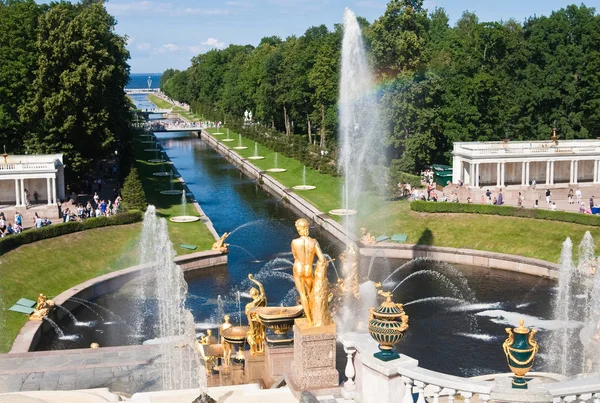 Grote cascade in Pertergof, Sint-Petersburg, Rusland. — Stockfoto