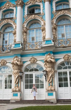 bir turist büyük catherine sarayın merdivenlerinde. Tsarskoye