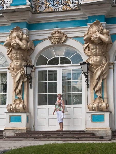 Ein Tourist auf den Stufen des großen Katharinenpalastes. Zarskoje — Stockfoto