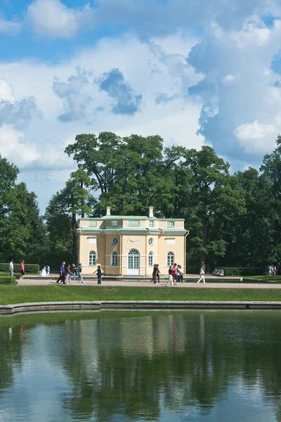 Construção de pavilhão por lago no Parque Catherine, Tsarskoye Selo , — Fotografia de Stock