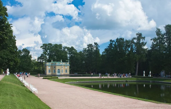 Construção de pavilhão por lago no Parque Catherine, Tsarskoye Selo , — Fotografia de Stock