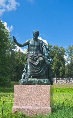 Tsarskoye selo. Catherine park. antika granit heykel önünde